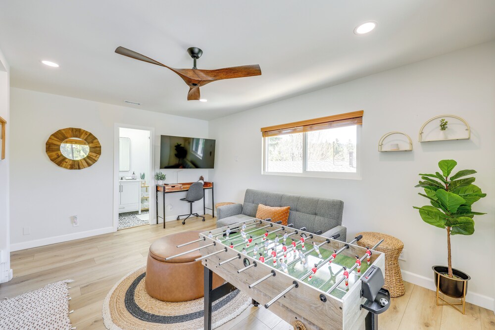 Walk to The Village Shops/eats: Big Bear Lake Home