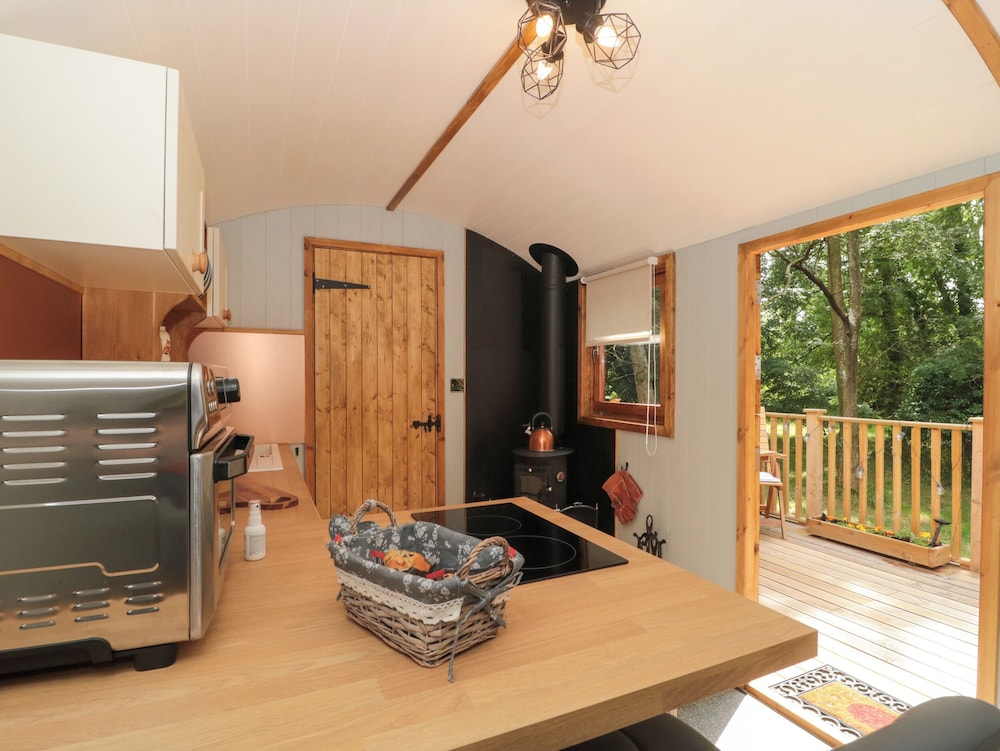 The Foxes Den Shepherds Hut