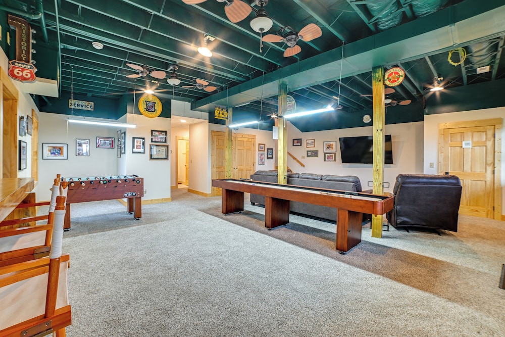 Large Deck & Shared Dock: Cabin on Kentucky Lake!