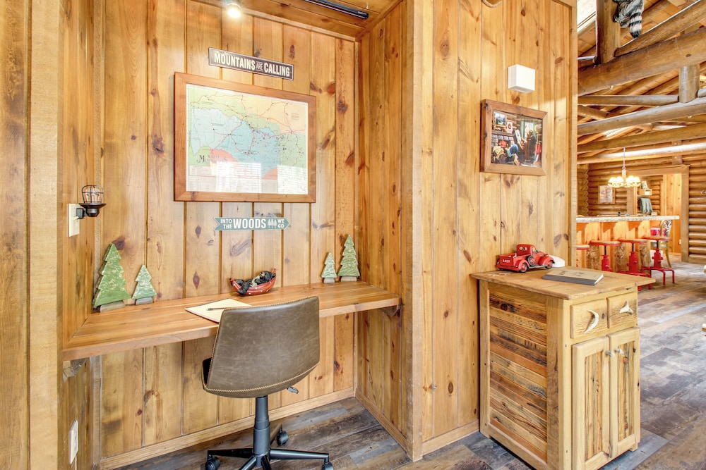 Near Fishing & Hiking: Pinetop Log Cabin w/ Deck!
