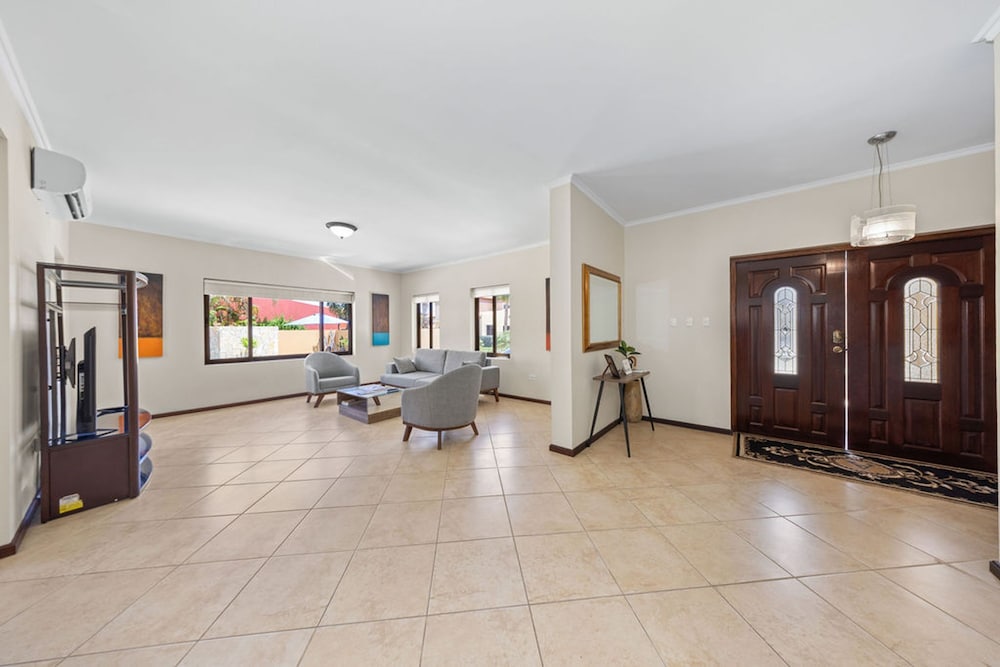 Gold Coast 4br4 5BA Villa w Privatepool Gym