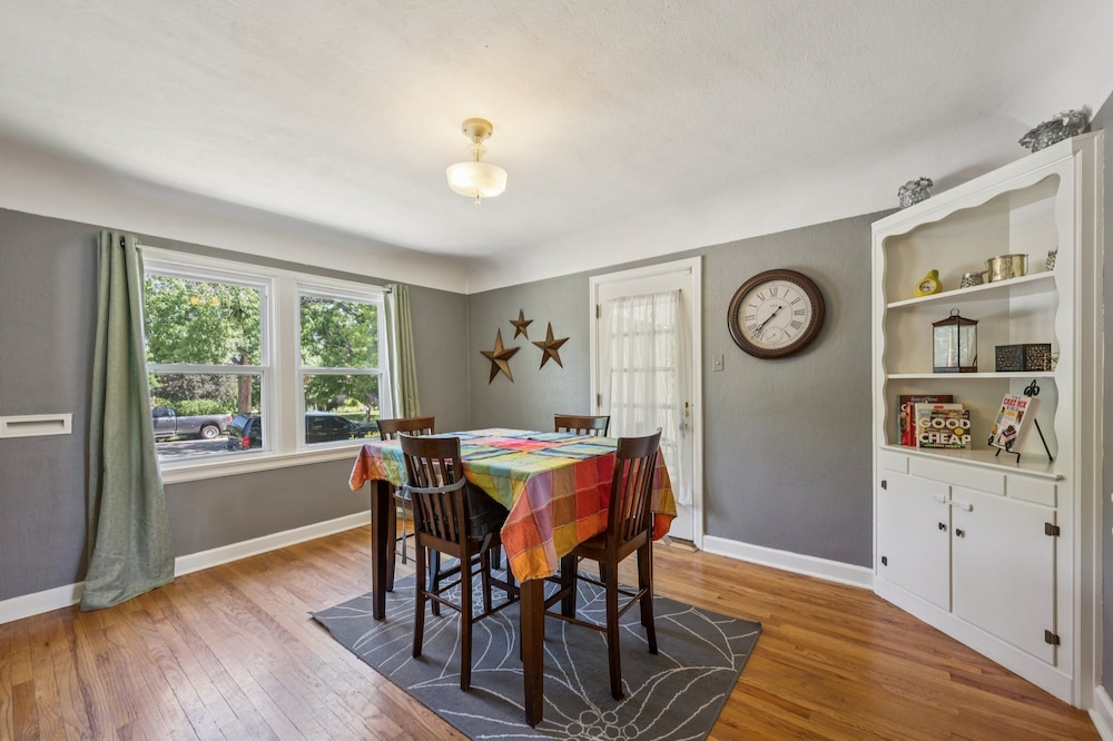 Charming Home Near Unc & Dt Greeley 5 Bedroom Home