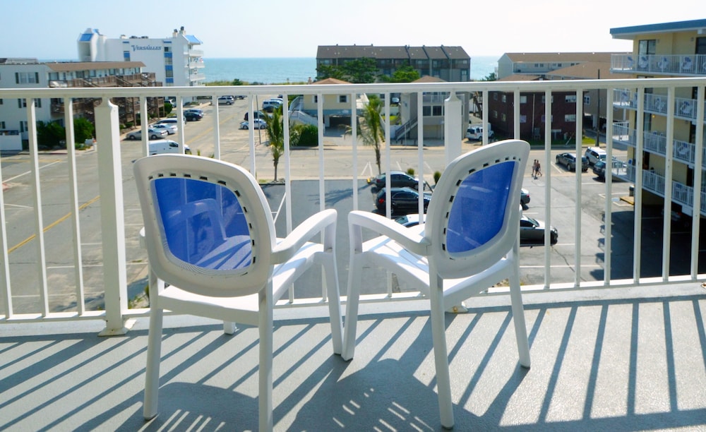 Coastal Palms Inn & Suites