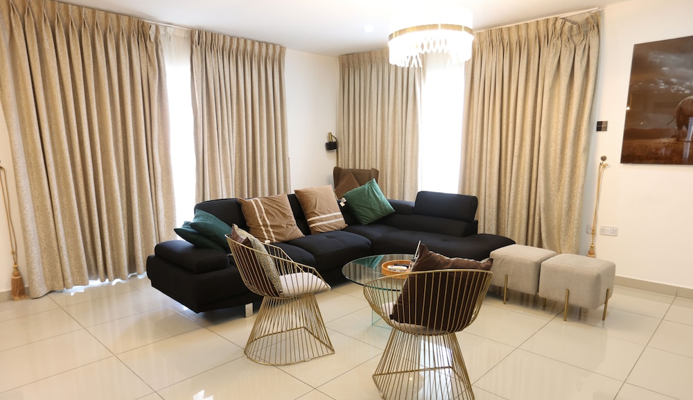 Gallery Luxury Suites by Cozy