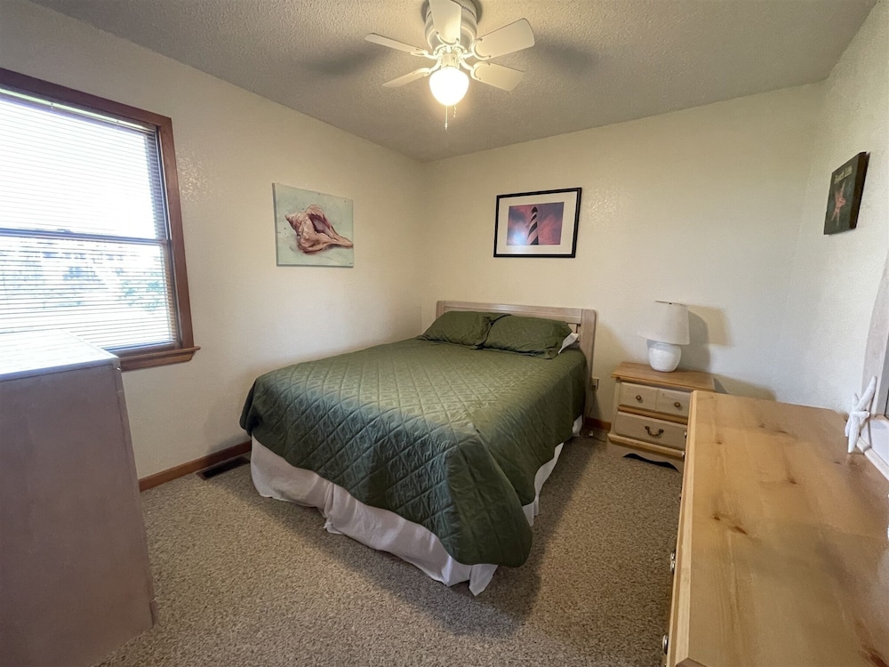 Hatteras Hideaway 3 Bedroom Cottage by RedAwning