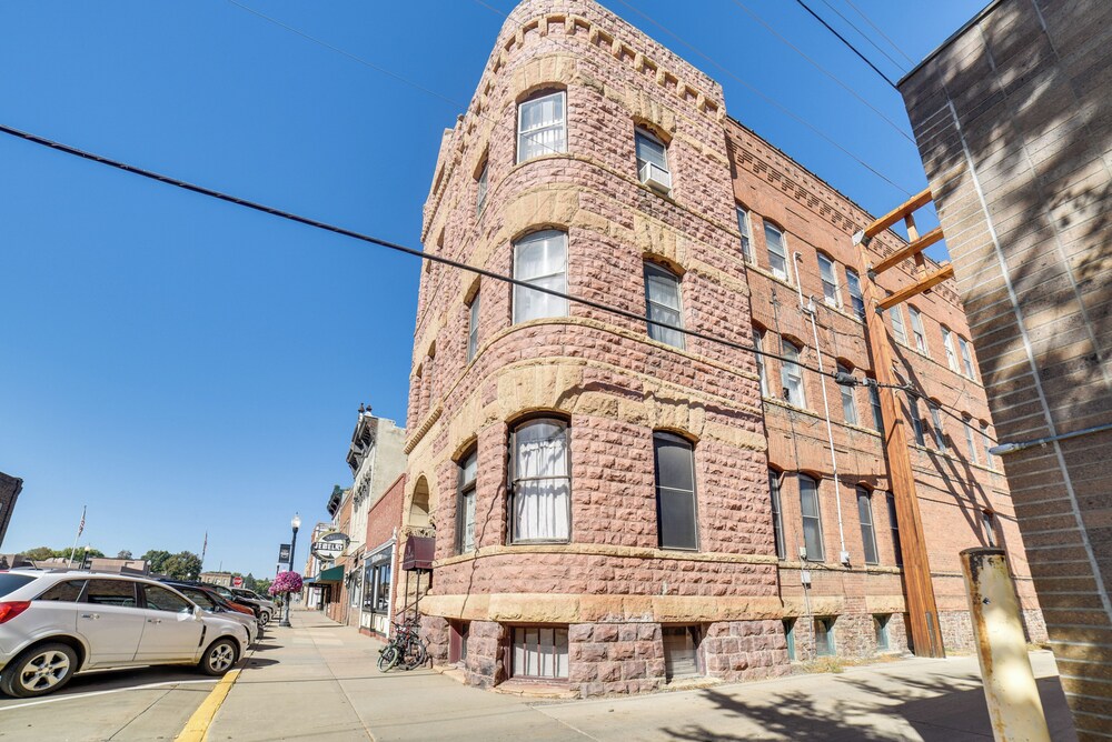 Downtown Yankton Suite: Walk to Restaurants!