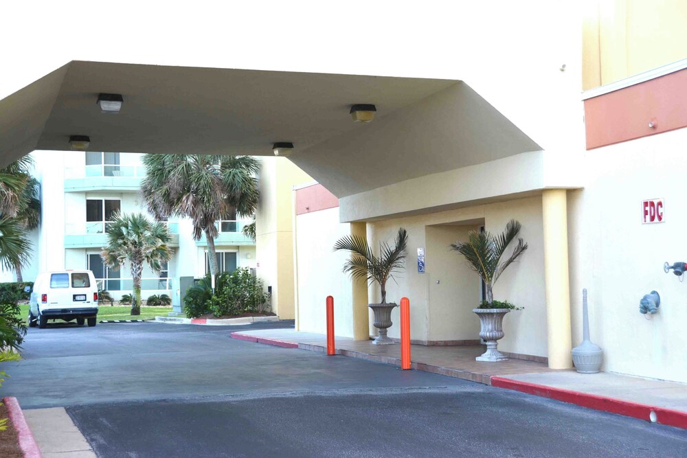 4BR Condo w/ Gulf Views & Amenities