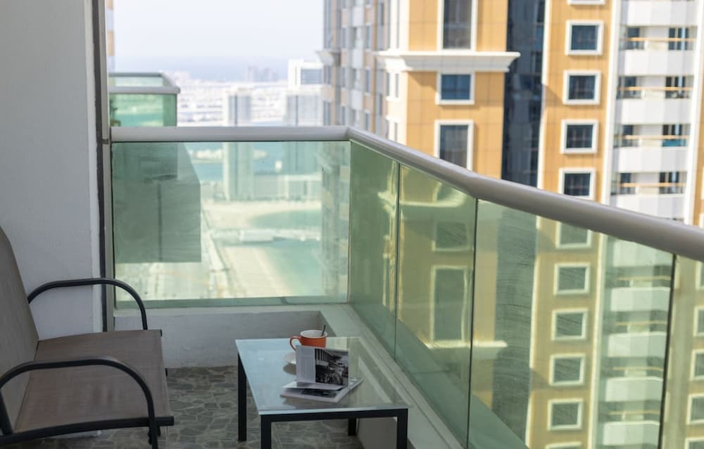 Luxury 1BR in Marina High-rise Living With Views