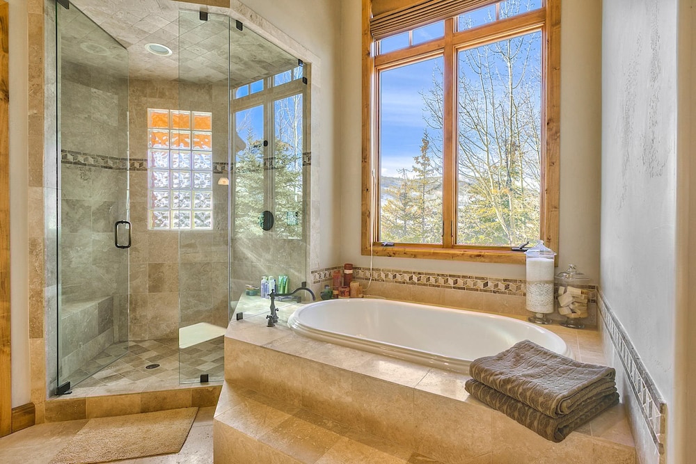 Telemark Luxury Retreat by Avantstay Stunning Views w Hot Tub Theatre Room and Pool Table