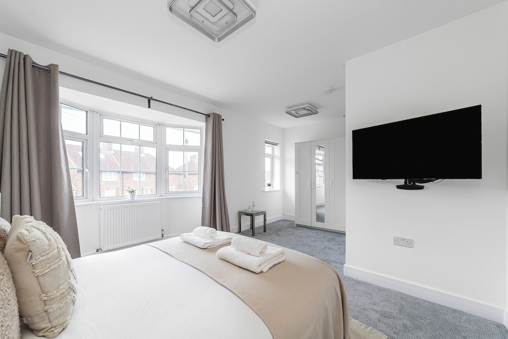 Spacious Room In Morden
