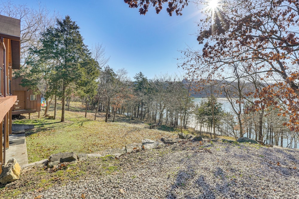 Table Rock Lake Cabin w/ Waterfront Views!