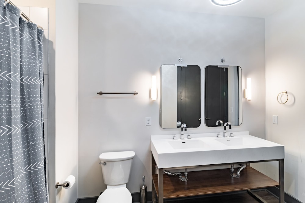 Lindsley by Avantstay Balcony Modern Design A Downtown Location