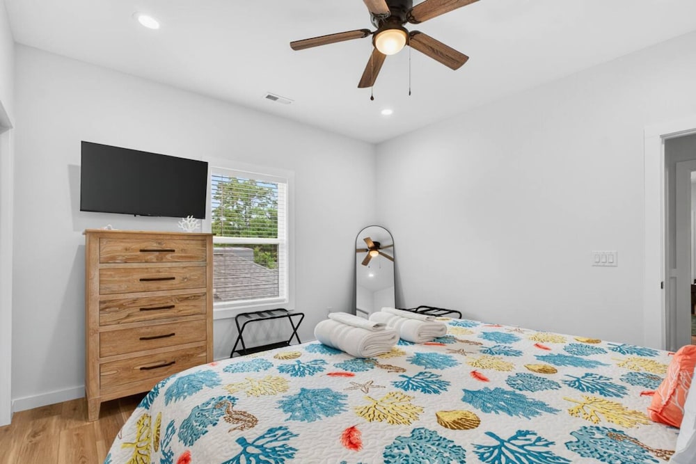 New Listing Luxury House 5 Min Walk to Beach
