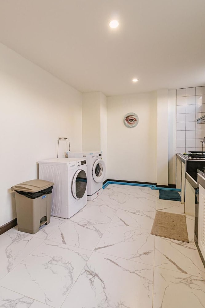 Modern Family House - 4 Bedrooms 5 Mins From Old Town With Gallery - Deja Home