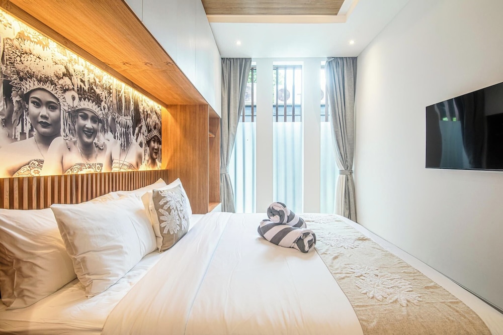 Luxury 5BR Retreat, 400m From Café Del Mar Shore