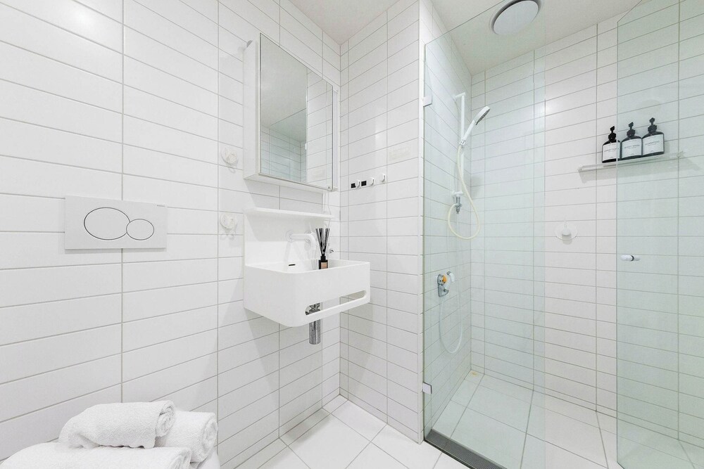 City View 2br, Free Parking, Bright & Central Apt