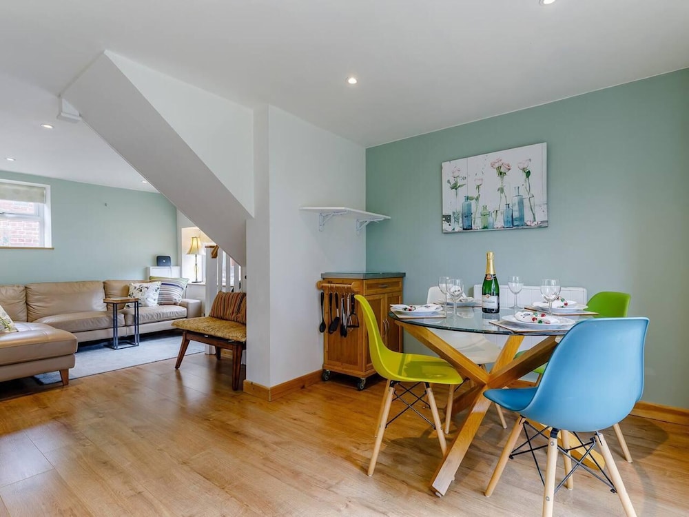 Knutsford Vacations - Charming 2-bed Cottage, Beautiful Views, Knutsford - Property Image 11