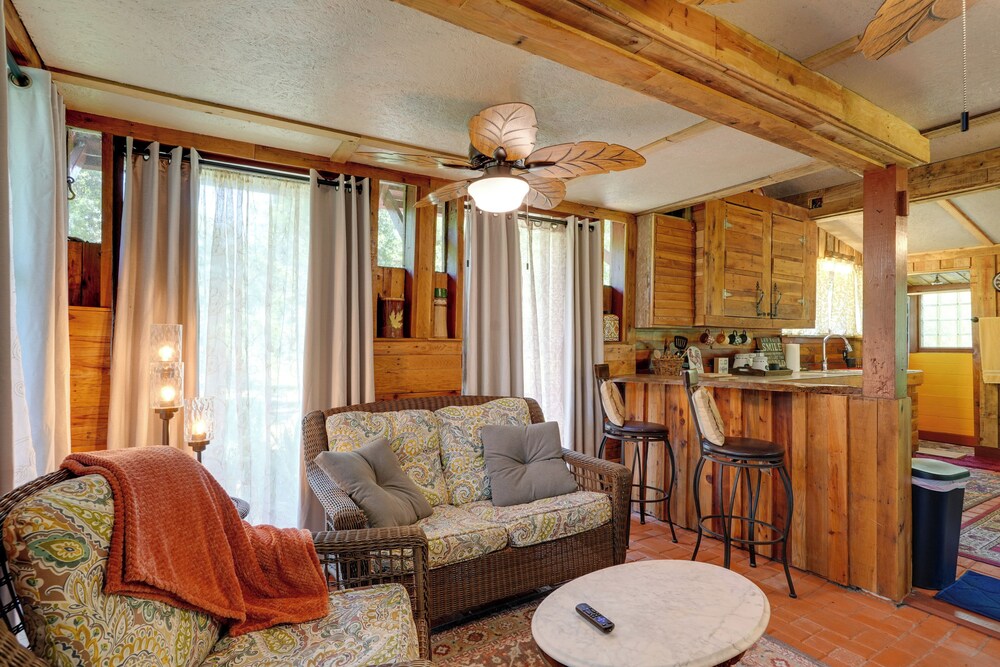 Glamping-style Cabin on 20-acre Farm Near Lutz!