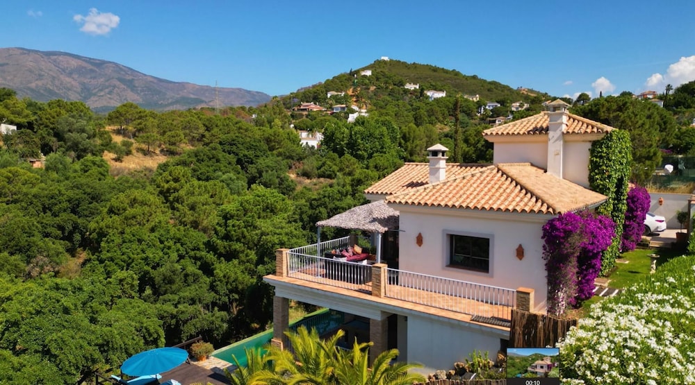 Luxury Villa - Sleeps up to 8 & Infinity Pool