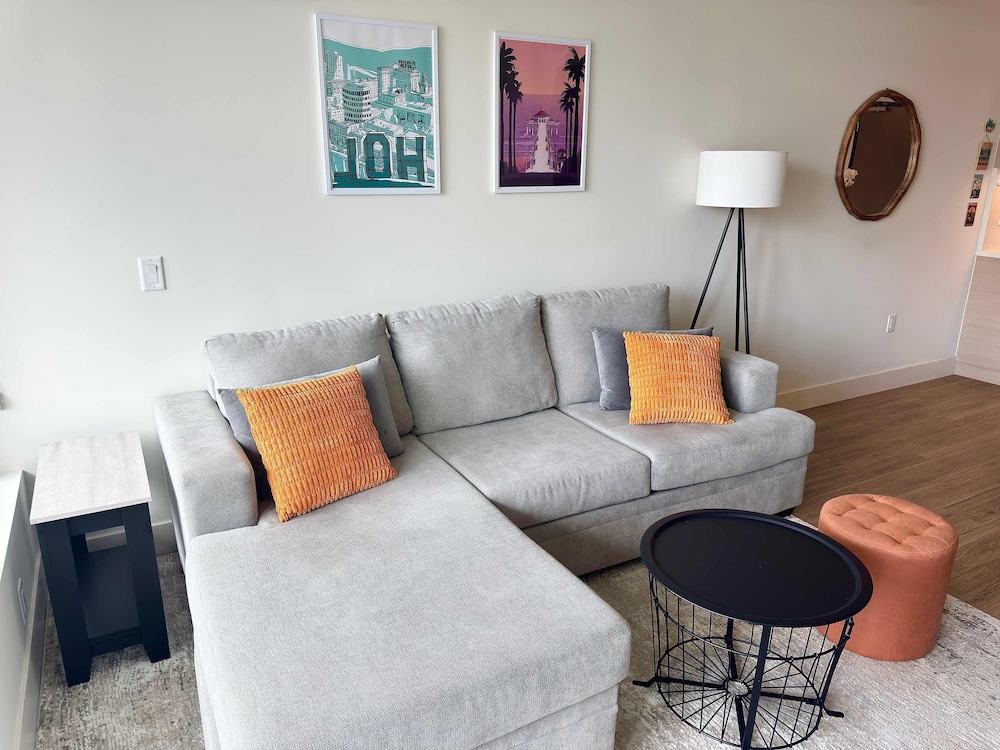NEW Upscale Downtown San Diego Stay Queen Bed Pool Sauna