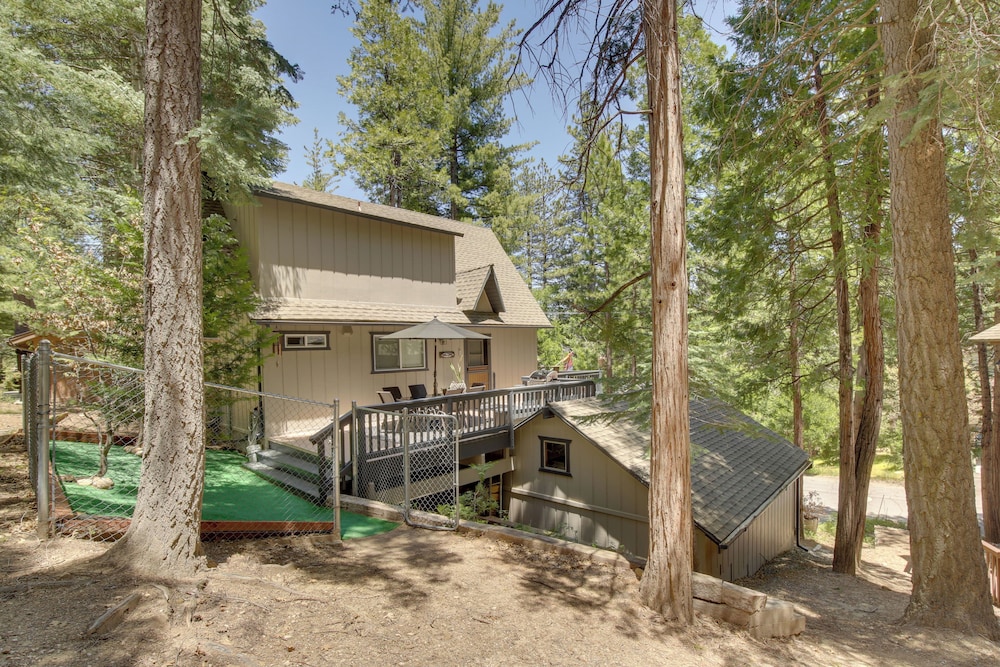 Lake Access, Fire Pit & Deck: Lake Arrowhead Cabin view 3
