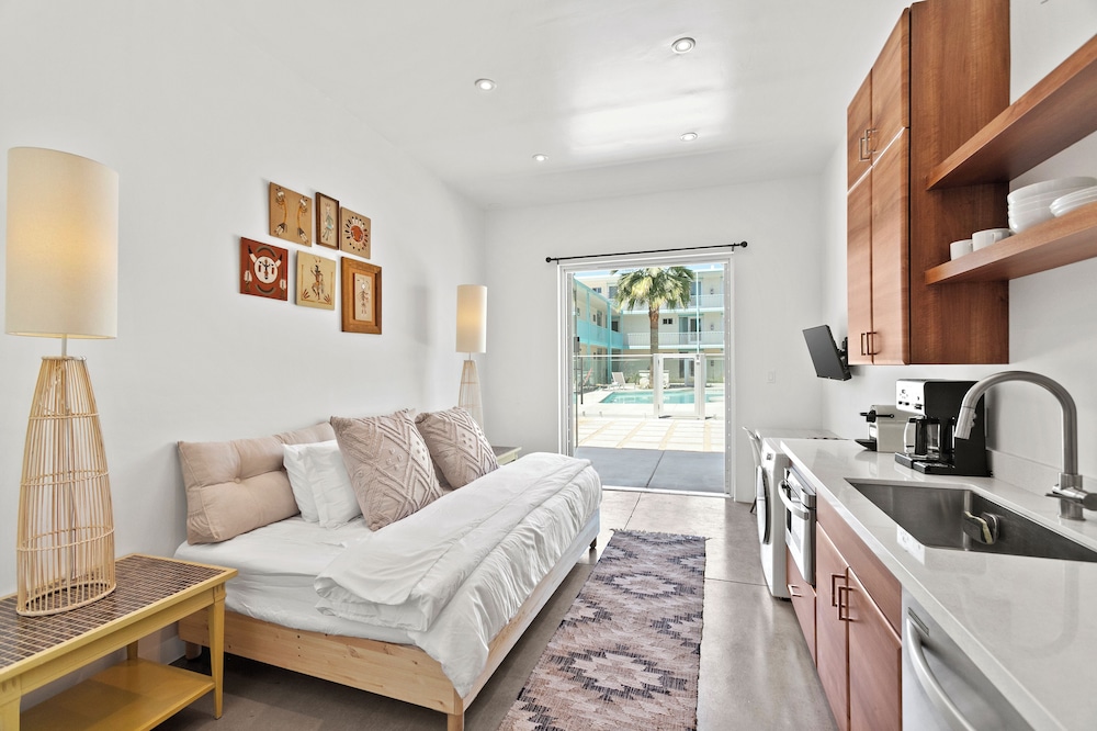 Funky Pool Side Cabana in DTPHX view 5