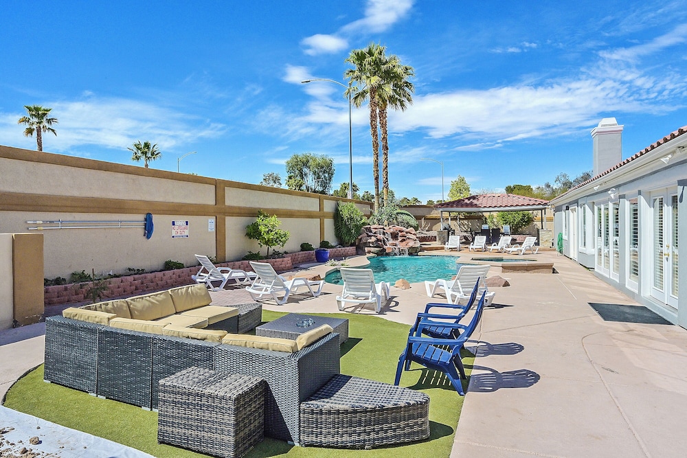 Villa - 8 Bedrms 5 Bths 15 Beds