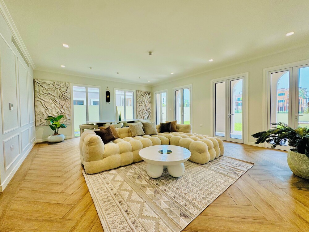 Venduras - Spacious 4BR Villa in La Mer