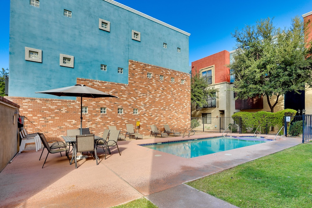 Rooftop Patio, Skyline Views: Phoenix Townhome!