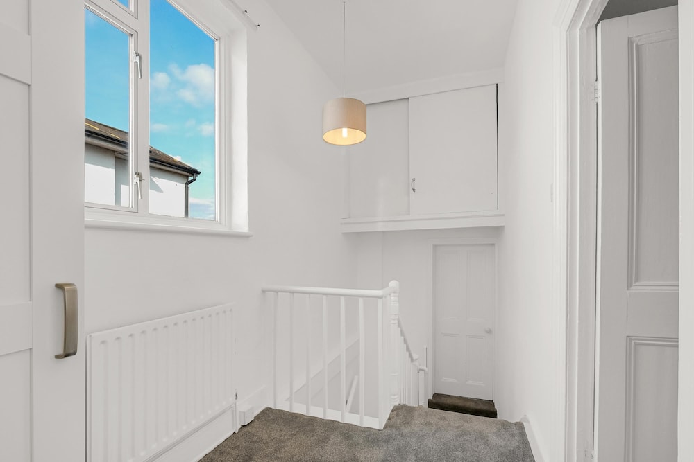 Heathrow Living Stanwell Serviced House