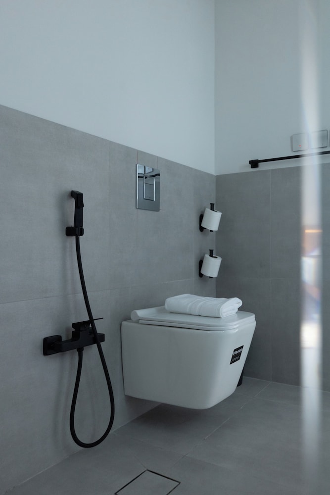C LIVING 3 - ALMALQA