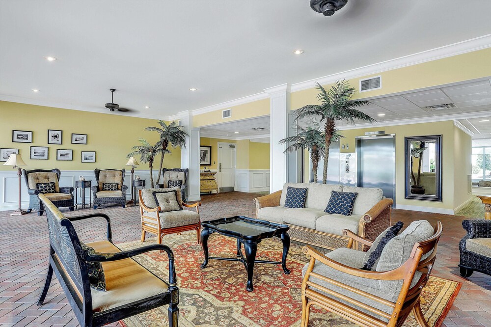 Bungalow-style Beachfront Condo With Pool