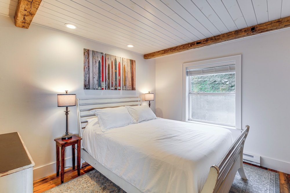 2 Mi to Beech Mtn: Fully Remodeled Condo w/ Patio!