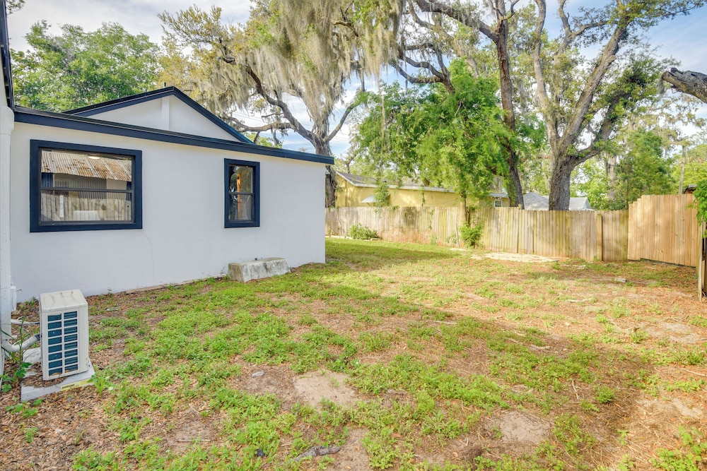 Stroll to Shore: Retreat w/ Yard in Daytona Beach