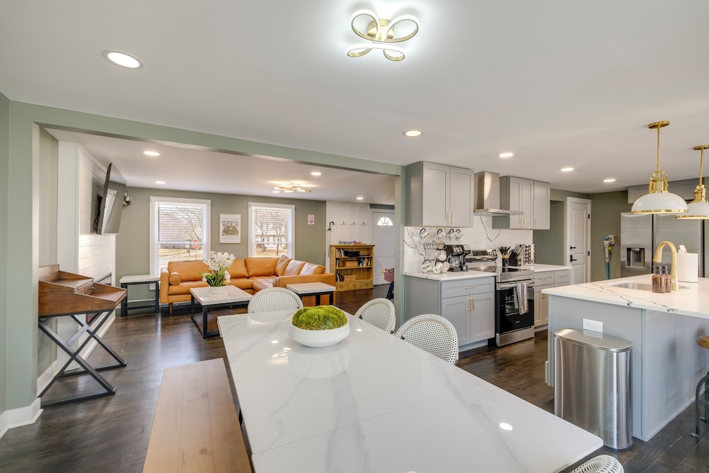 Family Friendly: Modern Retreat in Fort Washington