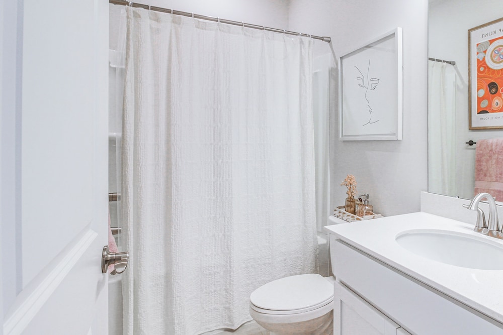 7 Mi to Uptown: Townhouse w/ Patio in Charlotte!