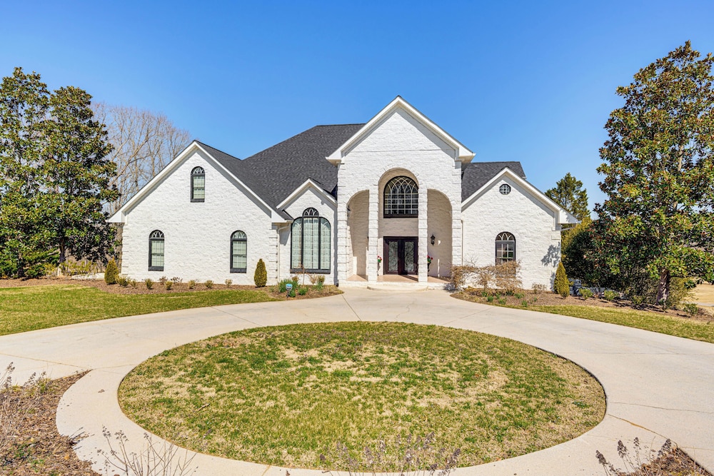 Golfer's Paradise: Meadow Lakes Manor Retreat!