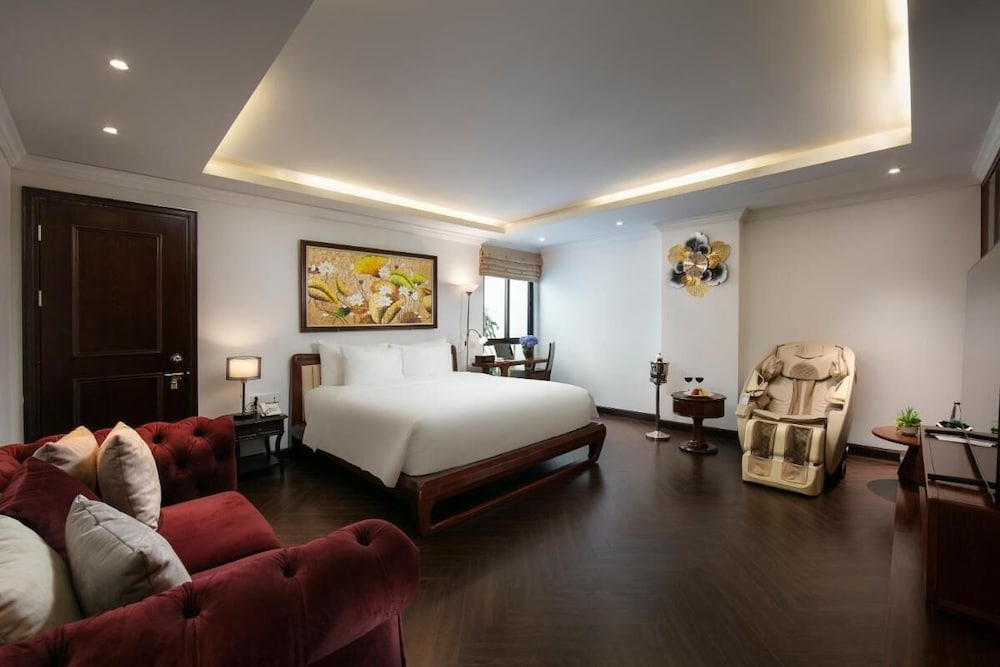MAY DE Ville Crown Hotel 1