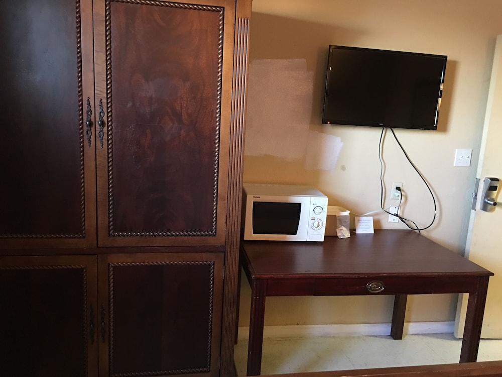 Reddy Inn and Suites