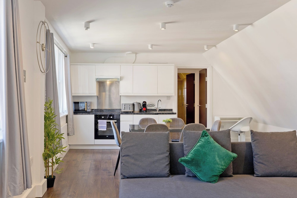 Imperial Middlesex Street Apartments