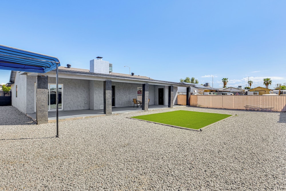 3 Mi to Desert Diamond Arena: Peoria Home w/ Yard!