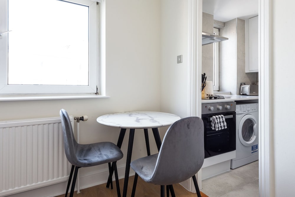 Apt 856 Chelsea Cloisters Sloane Avenue