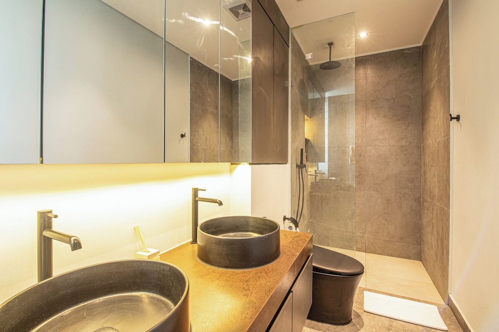 Modern 4BR Canggu Retreat Just 8mins to the Beach