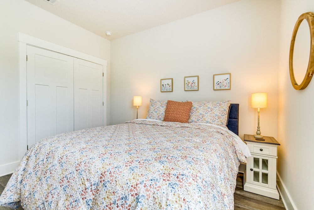 Gulf Breeze Home Rental: 8 Mi to Pensacola Beach!