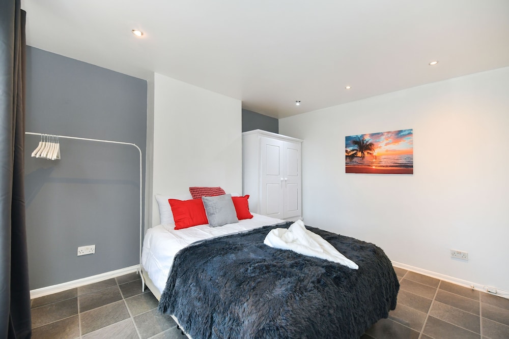 Impeccable 4-bed House With Garden in Brixton