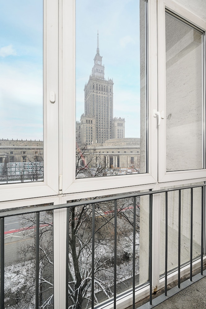 Lumina opposite the Palace of Culture