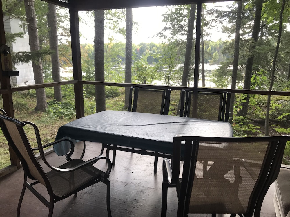 Longmuir's Hidden Cove Cottage Resort