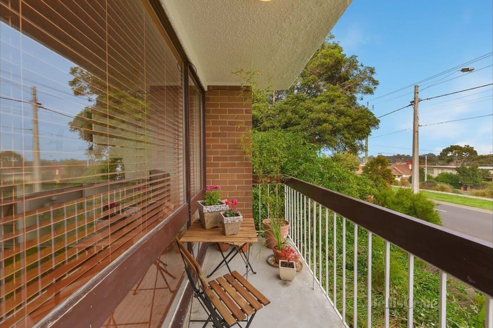 Well-appointed Sunny 2 Bedroom Apartment in Northcote With Parking