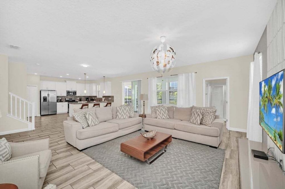 Luxury Pool/spa Home With Lots Of Sunshine! 6 Bedroom Villa