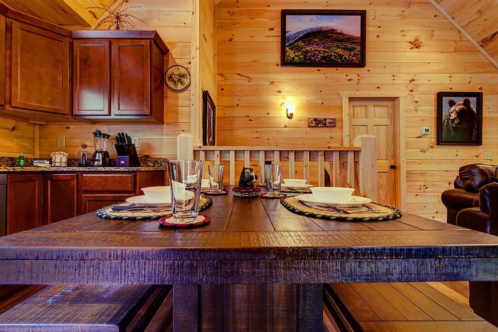 Grin Inn Bear It - 2 Bedrooms, 2 Baths, Sleeps 6 Home by RedAwning